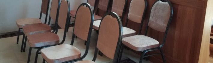 Cirkev: Nové stoličky v miestnom kostole